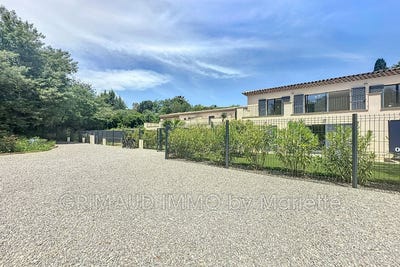 /international/fr/grimaud-provence-alpes-cote-d-azur-310100715156/