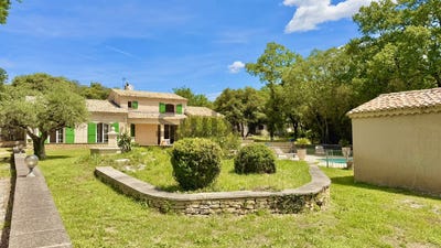 /international/fr/castillon-du-gard-languedoc-roussillon-310108870861/