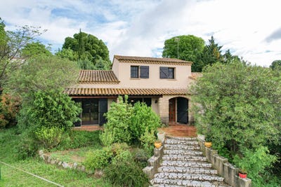 /international/fr/uzes-languedoc-roussillon-310099621229/