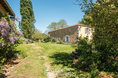 /international/fr/la-ferriere-en-parthenay-charente-310104283510/
