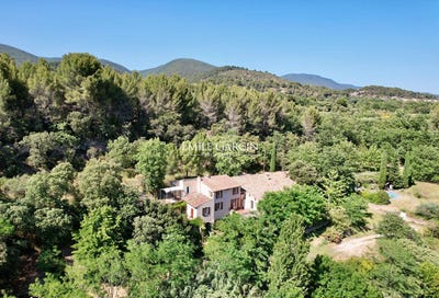 /international/fr/vaugines-provence-alpes-cote-d-azur-310098513438/