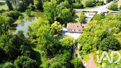 /international/fr/lussac-les-chateaux-charente-310107360863/