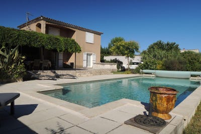 /international/fr/uzes-languedoc-roussillon-120093323657/