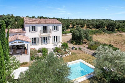 /international/fr/uzes-languedoc-roussillon-310109531691/