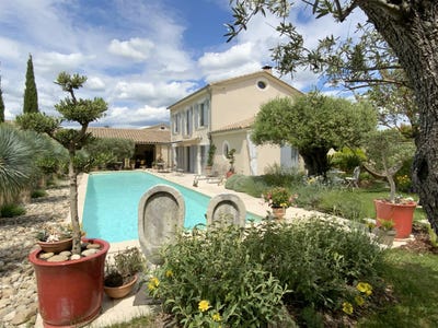 /international/fr/uzes-languedoc-roussillon-310108593149/?lang=pt