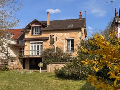 /international/fr/villeneuve-sur-yonne-burgundy-310100734998/?lang=en