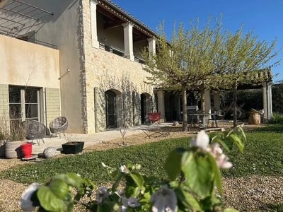 /international/fr/uzes-languedoc-roussillon-310101229774/?lang=en