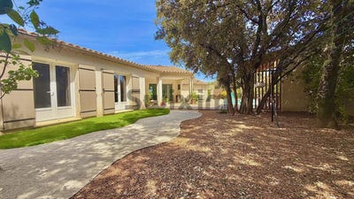 /international/fr/collias-languedoc-roussillon-310108264133/