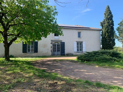 /international/fr/faye-l-abbesse-charente-310105995302/
