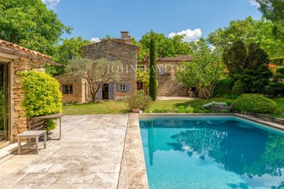 /international/fr/gordes-provence-alpes-cote-d-azur-310106065379/