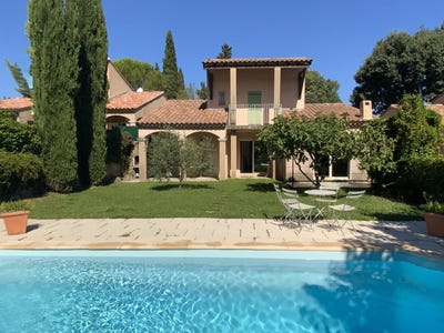 /international/fr/uzes-languedoc-roussillon-310109022210/?lang=th