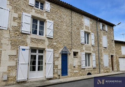/international/fr/la-rochefoucauld-en-angoumois-charente-310107888523/