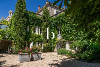 /international/fr/uzes-languedoc-roussillon-310101207416/?lang=en
