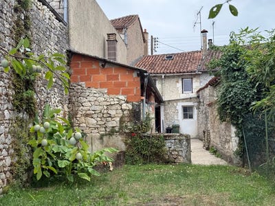 /international/fr/la-rochefoucauld-en-angoumois-charente-310100603334/