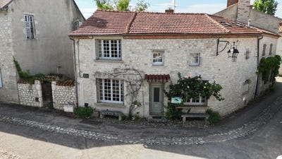 /international/fr/charroux-auvergne-310101654304/