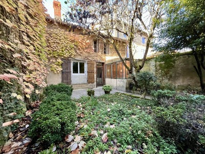 /international/fr/la-rochefoucauld-en-angoumois-charente-310104009272/