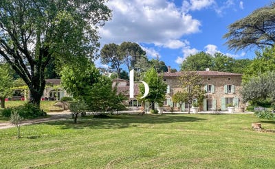 /international/fr/aigueze-languedoc-roussillon-310108648083/?lang=id