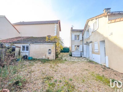 /international/fr/lussac-les-chateaux-charente-310102722990/
