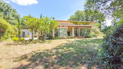 /international/fr/uzes-languedoc-roussillon-310108994865/?lang=th