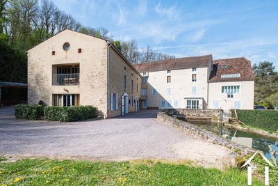 /international/fr/semur-en-auxois-burgundy-310110289262/
