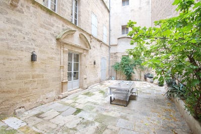 /international/fr/pezenas-languedoc-roussillon-310107639806/