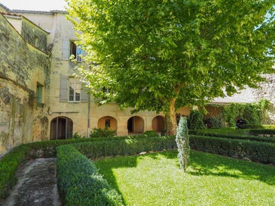 /international/fr/uzes-languedoc-roussillon-310120010469/