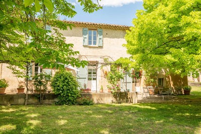 /international/fr/la-tour-d-aigues-hh-15033735-la-tour-d-aigues-provence-alpes-cote-d-azur-310100957957/