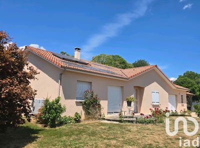 /international/fr/la-roche-l-abeille-limousin-310101512657/