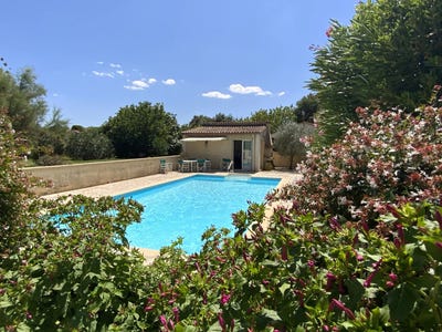 /international/fr/uzes-languedoc-roussillon-310101357197/?lang=en