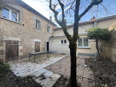 /international/fr/lussac-les-chateaux-charente-310106938185/