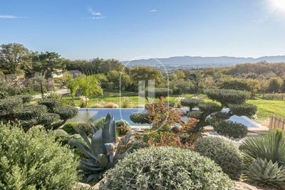 /international/fr/villeneuve-les-avignon-languedoc-roussillon-310107907776/