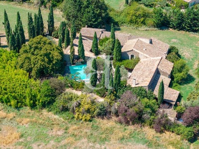 /international/fr/maubec-provence-alpes-cote-d-azur-310119798361/