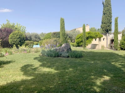 /international/fr/uzes-languedoc-roussillon-310108592762/