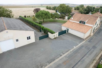 /international/fr/thenezay-charente-310102209952/