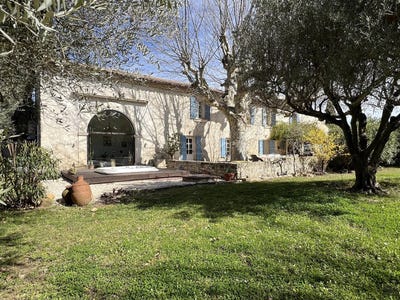 /international/fr/uzes-languedoc-roussillon-310108431006/