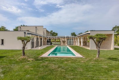 /international/fr/la-brede-aquitaine-310107186159/?lang=th