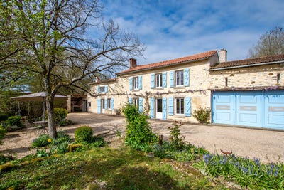 /international/fr/vouvant-pays-de-la-loire-310104146016/