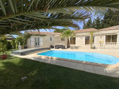/international/fr/uzes-languedoc-roussillon-310108592980/