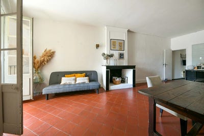 /international/fr/uzes-languedoc-roussillon-310109049261/