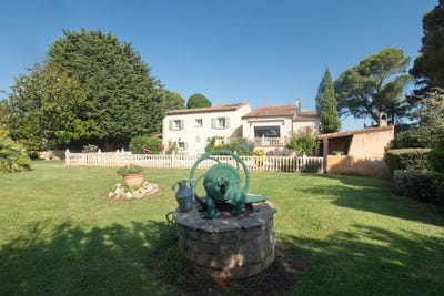 /international/fr/pezenas-languedoc-roussillon-310109106578/?lang=th
