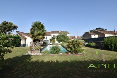 /international/fr/montbron-charente-310108989844/?lang=th