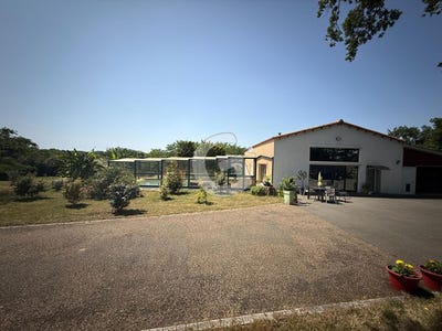/international/fr/le-champ-saint-pere-pays-de-la-loire-310100415742/