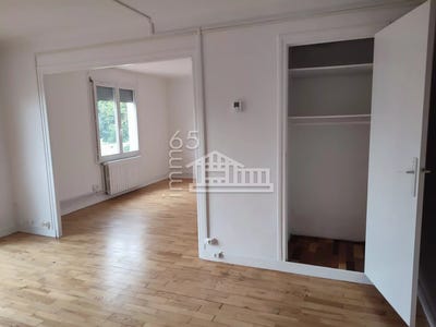 /international/fr/7bis-rue-camille-desmoulins-tarbes-midi-pyrenees-310107948873/