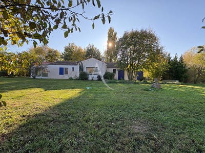 /international/fr/velluire-pays-de-la-loire-310104465085/