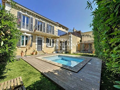 /international/fr/villeneuve-les-avignon-languedoc-roussillon-310098418887/