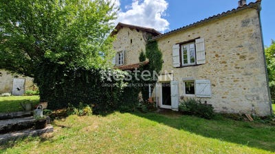 /international/fr/javerlhac-et-la-chapelle-saint-robert-aquitaine-310099810763/?lang=en