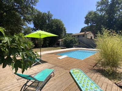/international/fr/uzes-languedoc-roussillon-310101019235/