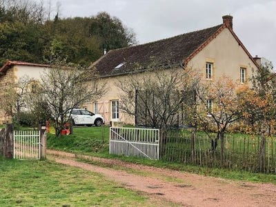 /international/fr/semur-en-brionnais-burgundy-310107450666/