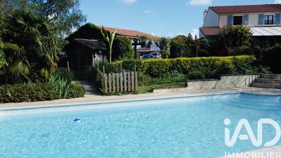 /international/fr/chateau-guibert-pays-de-la-loire-310108042114/