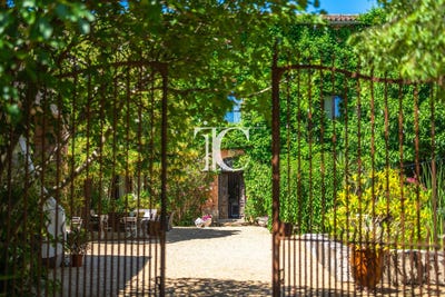 /international/fr/uzes-languedoc-roussillon-310108526964/